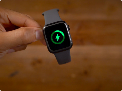 Почему Apple Watch SE заряжаются но не включаются